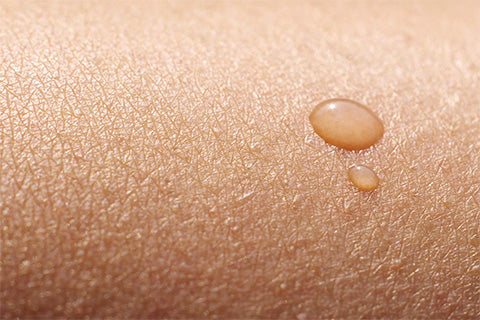 zoom sur la peau avec une goute de serum repulpant ium paris