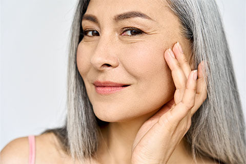 visage belle femme mature avec rides d'expression et cheveux gris sur fond blanc
