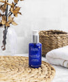 nettoyant visage bio peu sensible flacon bleu de gelée nettoyante ium dans salle de bain lumineuse avec accessoires de couleur beige